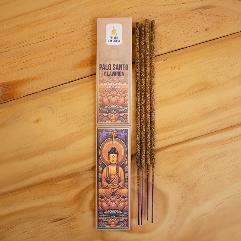 Incienso artesanal de Palo Santo y Lavanda, ideal para la purificación energética y la relajación.
