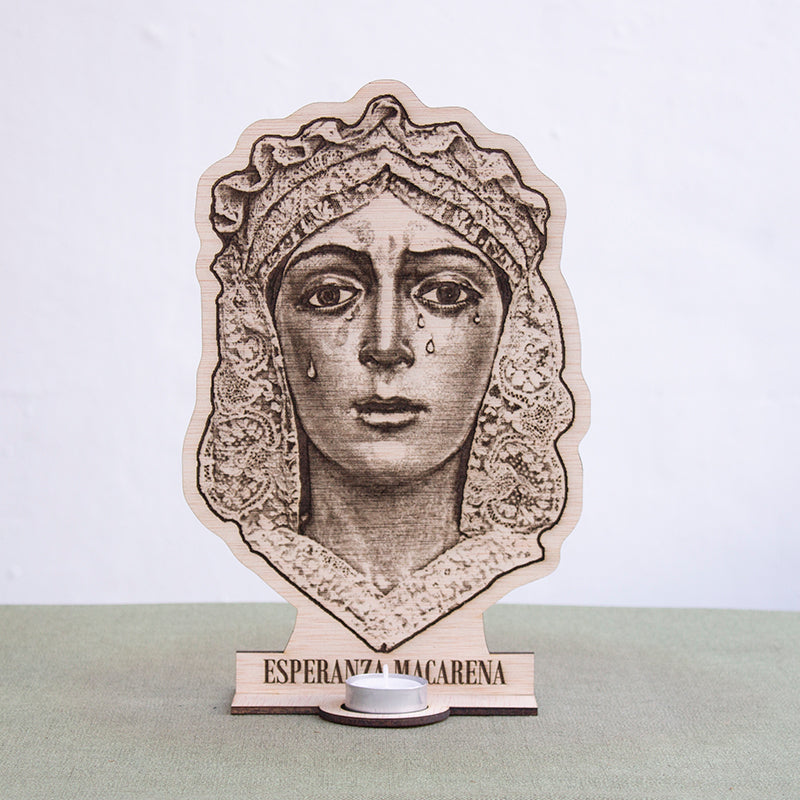 Rostro de la Esperanza Macarena en madera grabada con portavela de té para venta mayorista de artículos religiosos.
