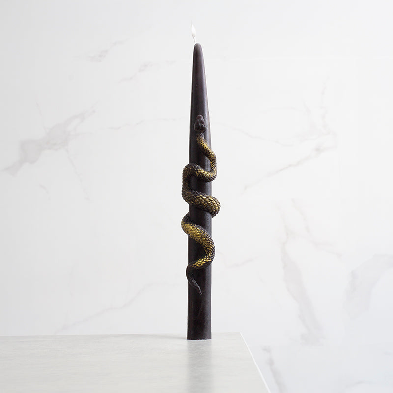 Vela 7 Víboras Reventador negra de 25 cm con serpiente dorada de cera para venta al por mayor en tiendas esotéricas.